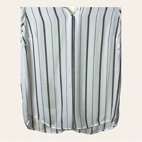 0427W. HALOGEN SHORT SLEEVE‎ TOP STRIPES WHITE AND BLACK V NECKLINE AND BACK - Picture 5 of 10